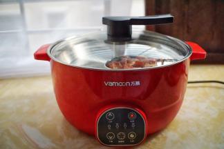盖上锅盖，按火锅上升键大火煮开水后转小火蒸30分钟