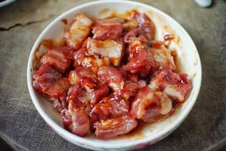 排骨加入料酒、盐和叉烧酱搅拌均匀后腌制4小时以上