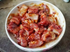 排骨加入料酒、盐和叉烧酱搅拌均匀后腌制4小时以上