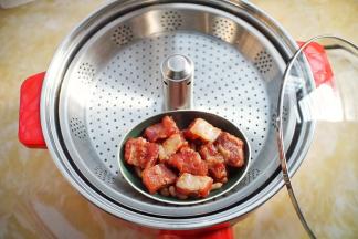 然后将花生米放入盘底，排骨放在花生米上