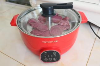 紫薯去皮切小块后放入电火锅中蒸熟。