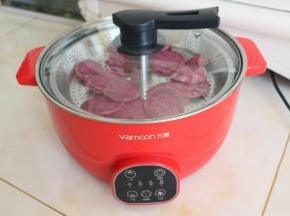 紫薯去皮切小块后放入电火锅中蒸熟。