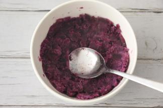 蒸熟的紫薯趁热压成泥 。