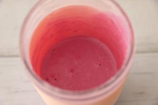 紫薯泥加酸奶放入料理杯中，搅打细腻。