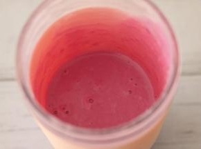 紫薯泥加酸奶放入料理杯中，搅打细腻。