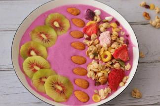 再撒一些水果麦片装饰一下，超级好吃哦。