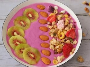 再撒一些水果麦片装饰一下，超级好吃哦。