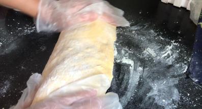 全部包入面团里后，把面团整好型