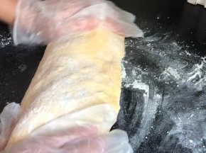 全部包入面团里后，把面团整好型