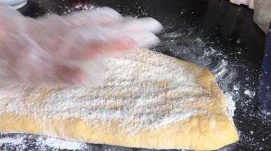 再加入适量椰蓉，重复上一步拍打排气