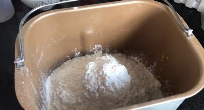 加入鸡蛋、酵母、奶粉、面包粉