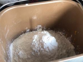 加入鸡蛋、酵母、奶粉、面包粉
