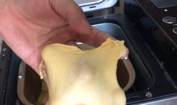 取一小块面团，能撑开薄膜不容易破即可，密封发酵至两倍大