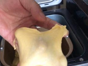 取一小块面团，能撑开薄膜不容易破即可，密封发酵至两倍大