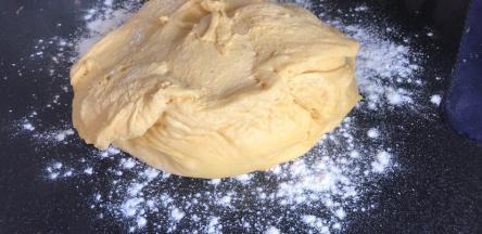 取出发酵好的面团，放在撒有干粉的案台上，加入适量椰蓉