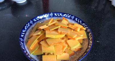 南瓜去皮后切成薄片，装入盘中