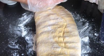 边按压排气，边把椰蓉包进去