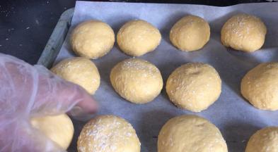 放入铺有油纸的烤盘上