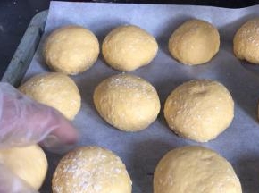 放入铺有油纸的烤盘上