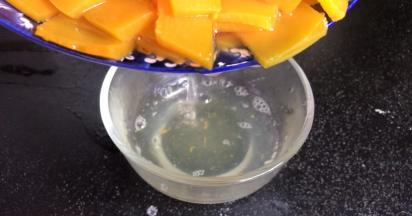 取出沥去多余的水分