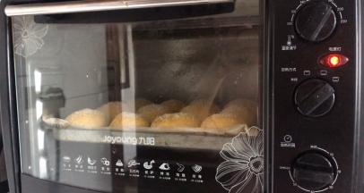 发酵好的面包坯，放入预热好的烤箱中层，180度烤20分钟