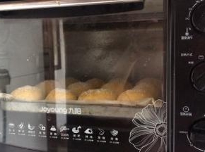 发酵好的面包坯，放入预热好的烤箱中层，180度烤20分钟