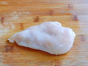 首先鸡胸肉洗干净，将油脂去掉。