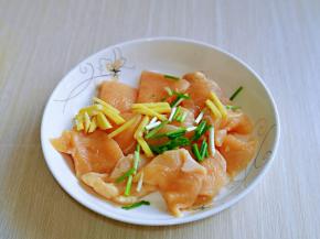 切好的鸡块放器具中，加入切好的姜丝，葱段，料酒抓拌均匀。