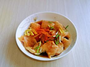 再加入生抽，奥尔良烤肉料，充分抓拌均匀，腌制30分钟。