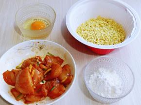 准备好鸡蛋，面粉，方便面饼压碎。