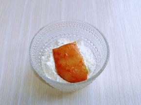 腌制好的鸡胸肉放入面粉器具中，沾满面粉。