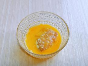 再放入蛋液中浸泡30秒。