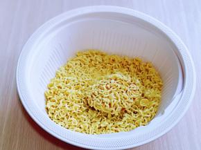 最后放入压碎的方便面中，均匀裹上面。