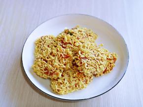 依次做完，裹好方便面时可以用掌心压一下，使方便面粘的更牢固。