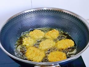 起油锅，待油温7成热时加入火鸡面鸡排饼，中小火炸3-4分钟。