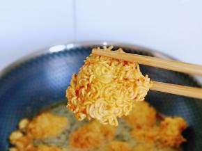 炸制两面金黄捞出即可。