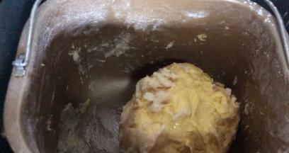 揉成面团后，加入猪油，继续揉成光滑面团至扩展状态