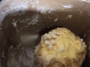 揉成面团后，加入猪油，继续揉成光滑面团至扩展状态