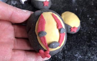 用黑面做出眼睛和嘴巴