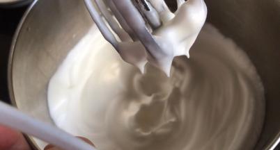 继续打发至硬性发泡，出现明显纹路，提起打蛋器有尖尖角即可