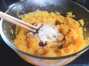 加入酵母，拌匀