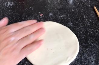 在白面饼上抹上一层清水