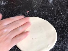 在白面饼上抹上一层清水