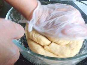 再揉成光滑面团，密封发酵至两倍大