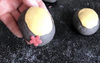 贴在黑面团的右下角