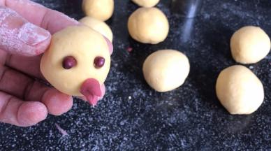 取黄豆大小的红面团做小鸡的嘴吧，用剪刀横着剪开