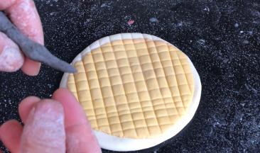 把黑面团揪成绿豆大小的剂子