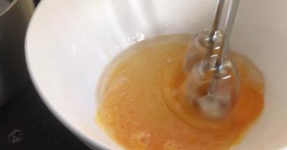 蛋黄中加入玉米油、清水，用打蛋器打散均匀