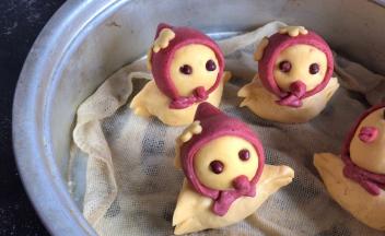 放入铺好屉布的蒸屉中，冷水上锅小火蒸