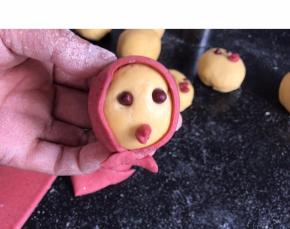 把下面多余的部分交叉压紧